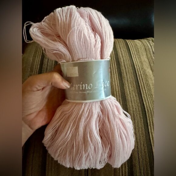 Merino Lace Yarn in Soft Pink - Picture 3 of 3